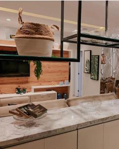 a kitchen with a counter with a basket on a shelf at Apartamento para temporada mobiliado in Alter do Chao