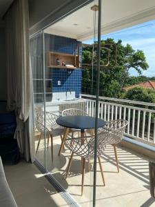 een patio met een tafel en stoelen op een balkon bij Apartamento para temporada mobiliado in Alter do Chao