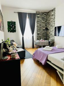 1 dormitorio con 1 cama y 1 mesa en una habitación en Residenza San Niccolò en Florencia