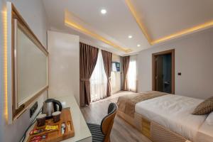 Cama ou camas em um quarto em Luxury Airport Hotel By Zazzoni-İstanbul Airport