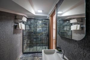 Um banheiro em Luxury Airport Hotel By Zazzoni-İstanbul Airport