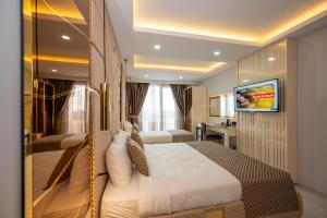 Uma TV ou centro de entretenimento em Luxury Airport Hotel By Zazzoni-İstanbul Airport
