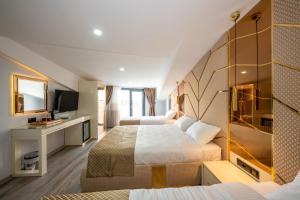 Uma TV ou centro de entretenimento em Luxury Airport Hotel By Zazzoni-İstanbul Airport