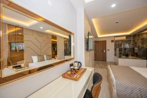 Uma área de estar em Luxury Airport Hotel By Zazzoni-İstanbul Airport