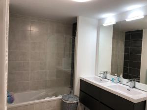 Koupelna v ubytování Sainte Maxime - Superbe appartement neuf classé 4 etoiles + 13 fotografií