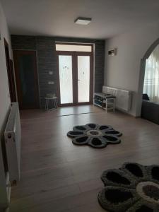 salon z dywanami na podłodze w obiekcie Cozy and modern house w mieście Udeni-Zăvoi