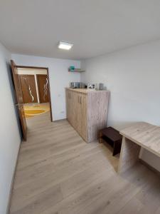 Cette chambre comprend un bureau et un comptoir avec une table. dans l'établissement Cozy and modern house, à Udeni-Zăvoi