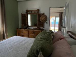 Dormitorio con cama con espejo y tocador en Casita Del Mar Oceanfront Romantic Retreat In Islote, en Arecibo