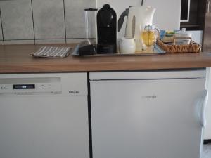 Kuchnia lub aneks kuchenny w obiekcie Bory Apartman, zárt udvari parkolás, MET Aréna 2,5 km