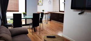 Una sala de estar con una mesa y sillas y un televisor. en ALMAALQUILER Clavería 11, en Almagro