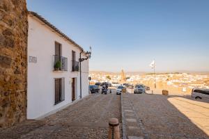 a cobblestone street in a town with buildings at Casa Remotti in Antequera