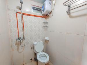 een badkamer met een toilet en een douche bij RedLiving Apartemen The Suites Metro - King Property Tower C in Bandung