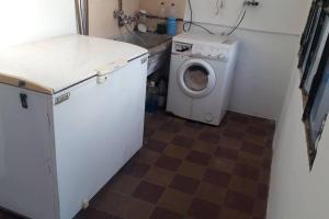 eine Waschküche mit Waschmaschine und Waschmaschine in der Unterkunft Casa a una cuadra de costanera Gualeguaychu Hasta 8 personas in Gualeguaychú