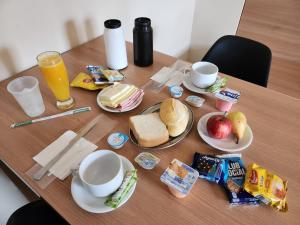 una mesa de madera con alimentos para el desayuno y bebidas. en For Lovers Jabaquara en São Paulo