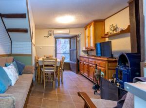 uma sala de estar com um sofá, uma mesa e uma cozinha em Casa Rural La Pinara em La Adrada