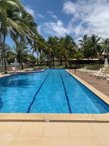المسبح في Itacimirim vilage Villas da Praia أو بالجوار
