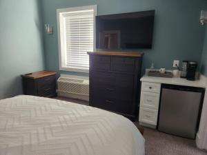 a bedroom with a bed and a sink and a window at Capital Hotel Annapolis in Annapolis