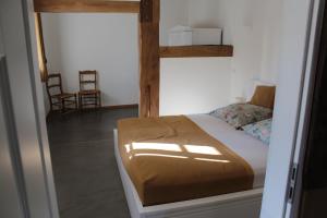 ein Schlafzimmer mit einem Bett und zwei Stühlen darin in der Unterkunft Artlandhaus 1719 in Menslage
