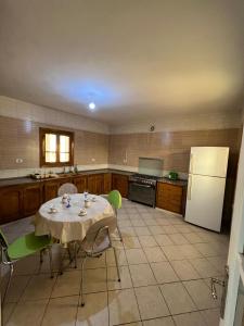 豪邁特蘇格的住宿－Djerba Dar BAYA，厨房配有桌椅和冰箱。