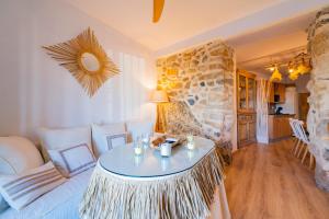 a living room with a couch and a table at Casa Remotti in Antequera