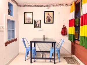 een eetkamer met een tafel, stoelen en vlaggen bij Aura B&B - The Haveli Homestay in Jodhpur
