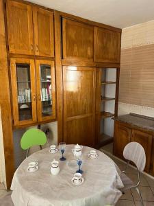 豪邁特蘇格的住宿－Djerba Dar BAYA，厨房配有带杯子和餐具的桌子