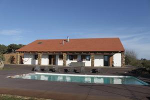 uma casa com piscina e um edifício em Monte Bandarro Novo, Country House em Cercal do Alentejo