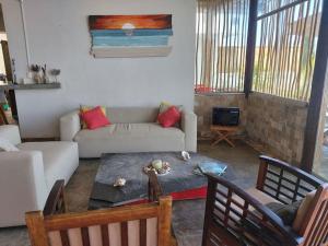 sala de estar con sofá y mesa en CASA KILLA, Canoas de Punta Sal, en Canoas