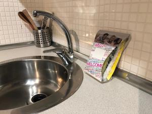 een gootsteen met een tijdschrift ernaast bij House SUNNY Sierra Nevada Estudio con wifi in Sierra Nevada +13 foto's