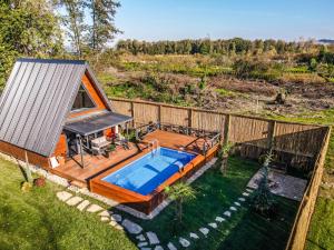 una vista aérea de una casa pequeña con piscina en UĞURLUBUNGALOV en Sapanca