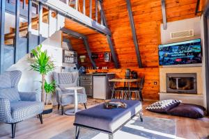 a living room with a fireplace and wooden walls at UĞURLUBUNGALOV in Sapanca