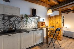 eine Küche mit einem Tisch und einem Bett in einem Zimmer in der Unterkunft La Rosa del Borgo in Ancona