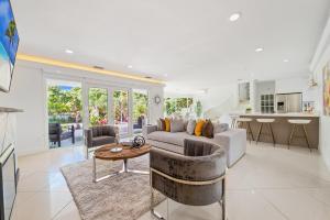 uma sala de estar com um sofá e uma mesa em Unique Flagler's Mansion Pickleball Court L37 em Miami