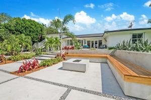 uma casa com um banco à frente em Unique Flagler's Mansion Pickleball Court L37 em Miami