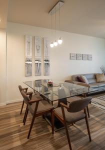 ein Esszimmer mit Glastisch und Stühlen in der Unterkunft Lely Resort Naples Golf Villa, Free Golf, Heated Pool, Pickleball & Tennis in Naples