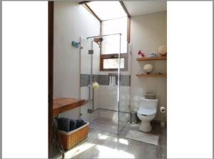 a bathroom with a glass shower and a toilet at QUINTA VALHALLA in Huasca de Ocampo +29 photos