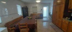 uma cozinha com mesa e cadeiras e uma cozinha com balcão em Casa Monte Beira Rio em Touguinho