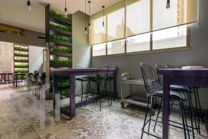 a dining room with purple tables and chairs at Flat Praia de Copacabana Ipanema - Pé na Areia in Rio de Janeiro