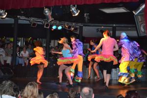 un grupo de personas bailando en un escenario frente a una multitud en Le Sherwood - Mobil-Home, en Saint-Jean-de-Monts 46 fotos más