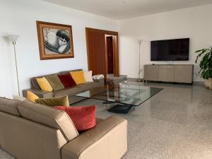 Televízia a/alebo spoločenská miestnosť v ubytovaní Villa Dois Mares Puerto Calero