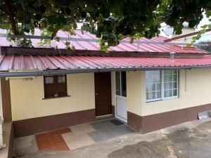 una pequeña casa con techo rojo en Casa Violeta en Águeda