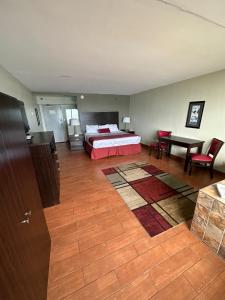 une chambre d'hôtel avec un lit, une table et des chaises dans l'établissement Sandcastle Resort, à Virginia Beach