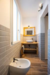 ein Badezimmer mit einem weißen Waschbecken und einem Spiegel in der Unterkunft La Rosa del Borgo in Ancona