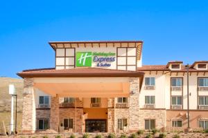 eine Darstellung der Vorderseite eines Hotels in der Unterkunft Holiday Inn Express & Suites Frazier Park, An IHG Hotel in Lebec