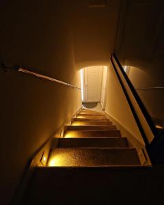 una escalera con una puerta blanca y unas escaleras en Dimora La Neviera, en Altamura