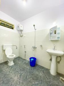 łazienka z toaletą i umywalką w obiekcie Syangden Villa, Nagbeli BNB w mieście Dardżyling