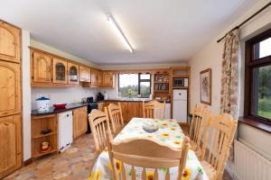 una cocina con mesa y sillas. en Cottage 431 - Oughterard, en Oughterard