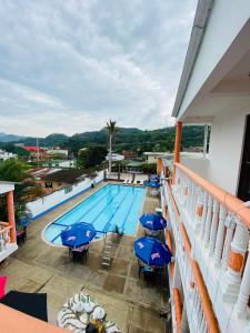 Bazén v ubytování Hotel Caribe La Vega nebo v jeho okolí