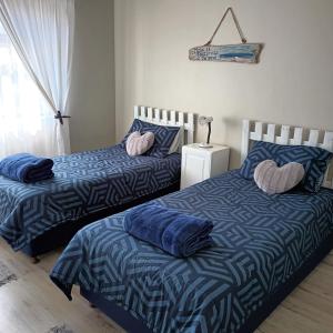Duas camas sentadas uma ao lado da outra num quarto em Intimi2 em Yzerfontein