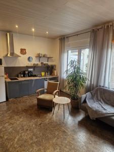 uma sala de estar com um sofá e uma mesa em Ferienwohnung Wunderlich gelb em Münchberg